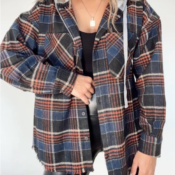 NWT Very J Navy Plaid Button Down Contrast Hoodie Hoodie Flannel Shacket Jacket - Picture 3 of 5
